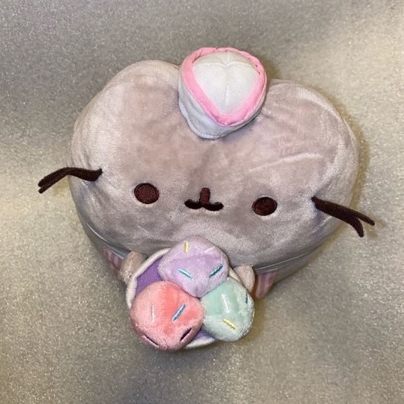 Pusheen ice cream sundae parlor vendor plush Claire’s exclusive - Picture 8 of 9